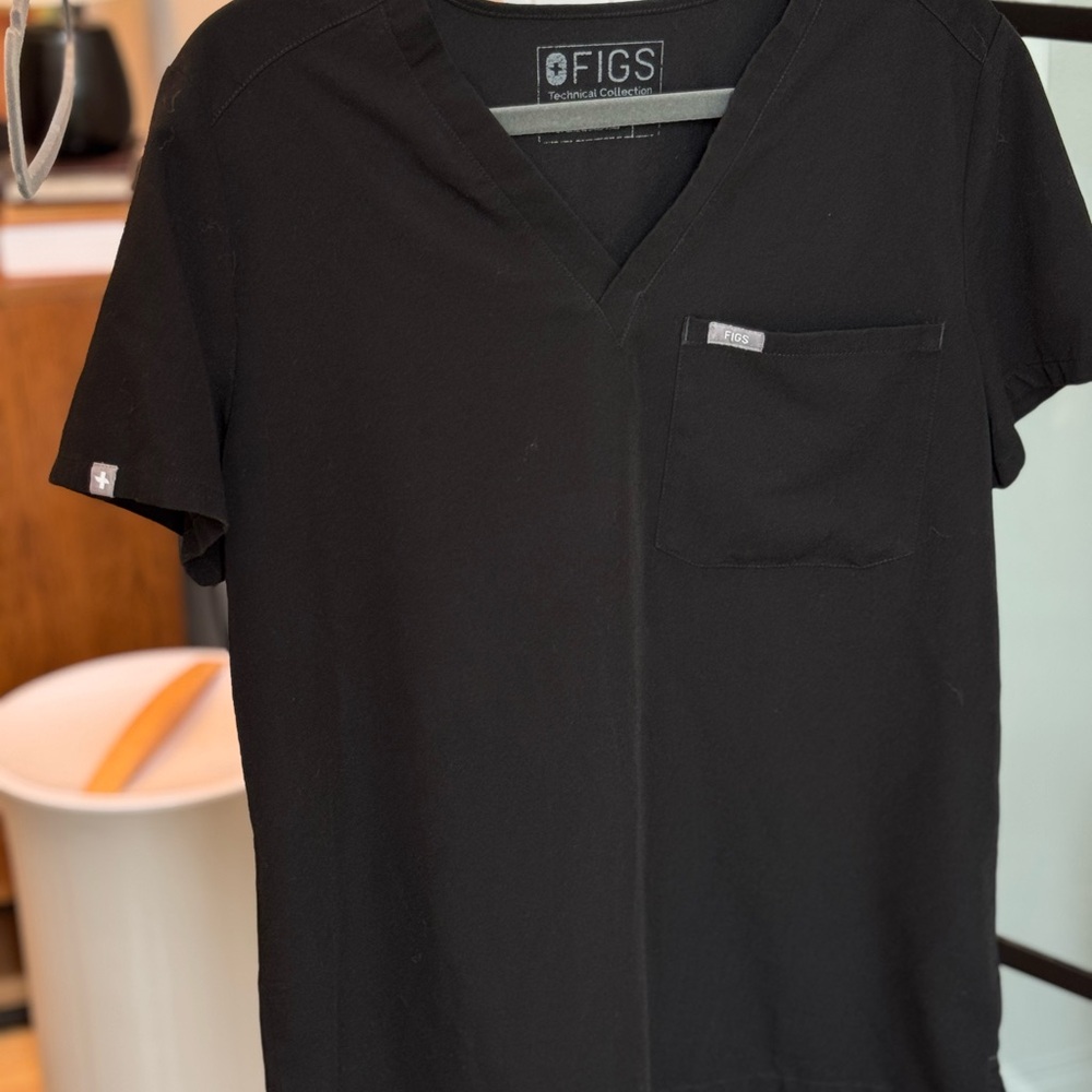 Women’s FIGS Catarina Black Scrub Top